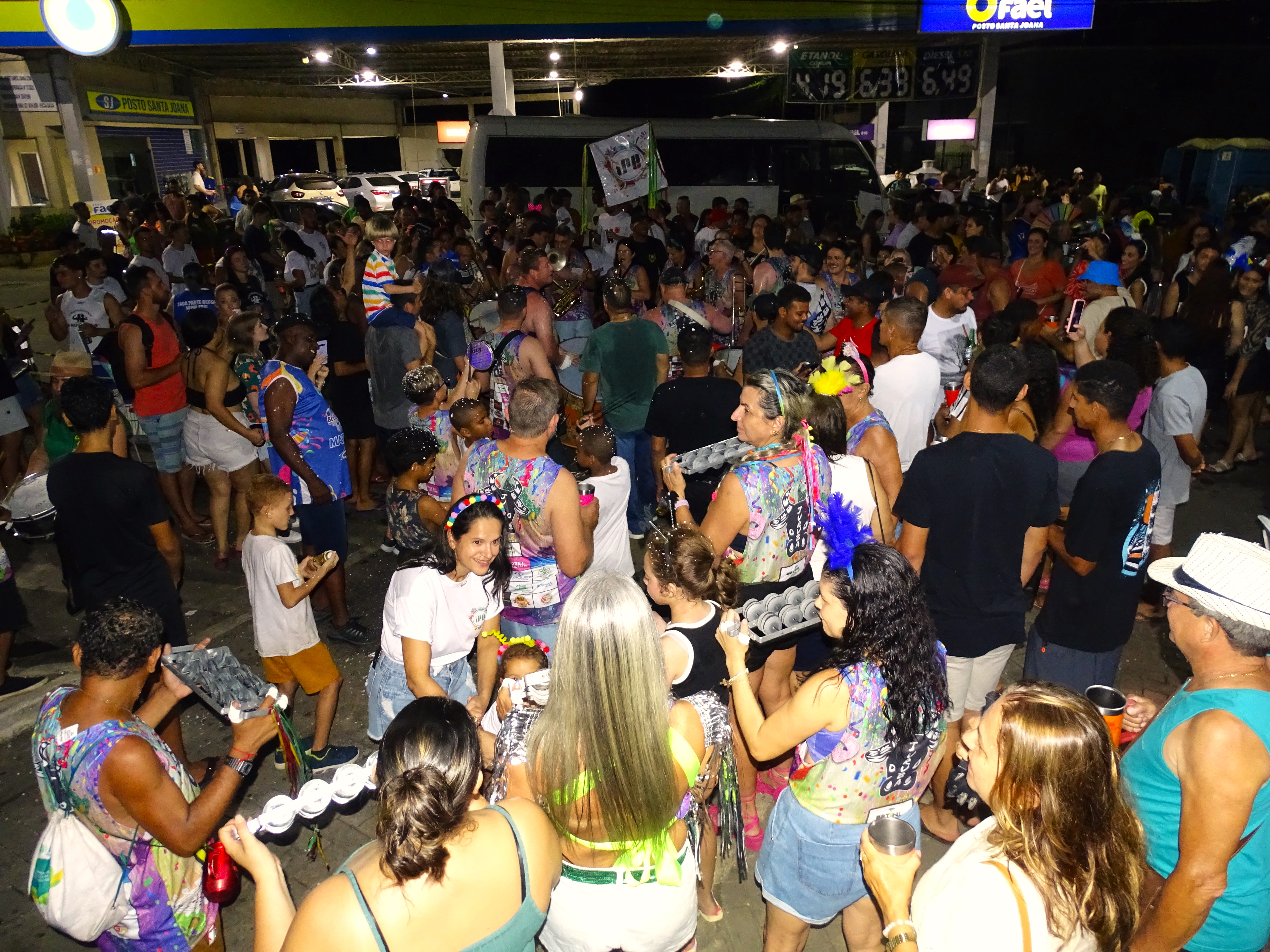 Sucesso Total: Bloco dos Comércios agita Itarana com grande público e organização